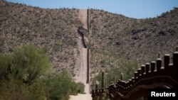La frontera entre Estados Unidos y México se ve cerca de Lukeville, condado de Pima, Arizona, EE. UU., el 11 de septiembre de 2018. [Foto de archivo]
