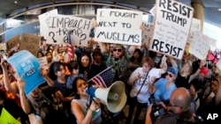 Aeropuerto Internacional de Los Ángeles. Manifestantes se reúnen en las afueras de la terminal internacional de Tom Bradley, mientras las protestan contra la orden ejecutiva del presidente Donald Trump.