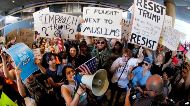 Aeropuerto Internacional de Los Ángeles. Manifestantes se reúnen en las afueras de la terminal internacional de Tom Bradley, mientras las protestan contra la orden ejecutiva del presidente Donald Trump.