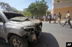 Một chiếc xe bị phá hủy trong vụ đánh bom kép tại khách sạn Central ở Mogadishu, 20/2/2015.