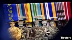 Medali yang dikenakan oleh seorang veteran Australia, saat menghadiri upacara di Martin Place, Sydney, Australia, 11 November 2020. (Saeed Khan / Pool via REUTERS)
