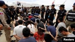 资料照：中国警察在金边国际机场接收柬埔寨警方遣返中国的台湾籍和大陆籍涉嫌电信诈骗的嫌疑人。（2016年6月24日）