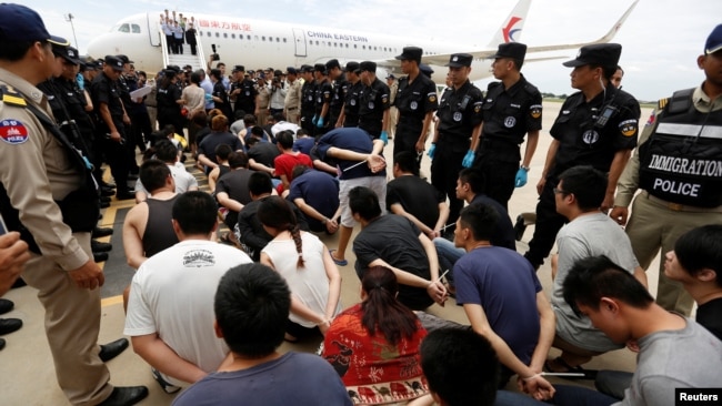 资料照:中国警察在金边国际机场接收柬埔寨警方遣返中国的台湾籍和大陆籍涉嫌电信诈骗的嫌疑人。(2016年6月24日)