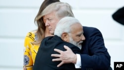 وایٹ ہاوس سے رخصت ہونے سے قبل بھارتی وزیرِ اعظم نرندر مودی امریکی صدر ڈونلڈ ٹرمپ سے گلے مل رہے ہیں۔ 26 جون 2017