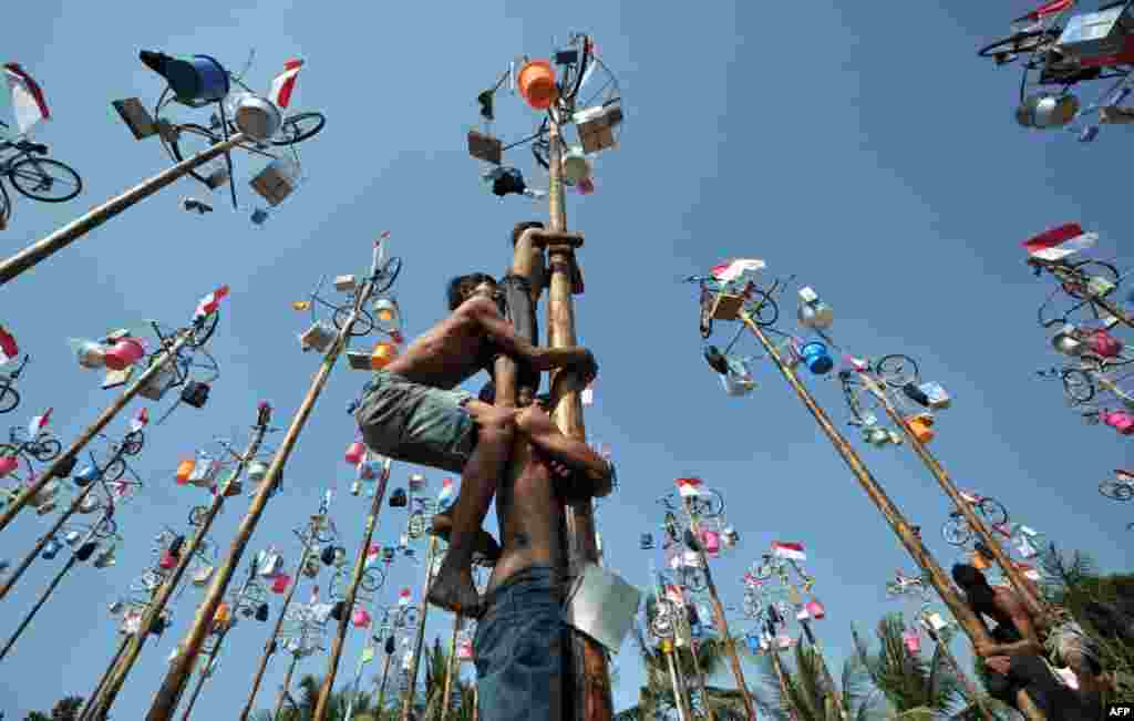인도네시아 자카르타에서 독립기념일 축제를 맞아 열린 장대 오르기 경기. (AFP)