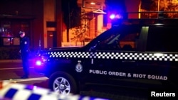 Seorang polisi berdiri di jalan yang diblokir untuk umum setelah polisi kontra terorisme Australia menahan empat orang dalam sebuah razia di pinggiran kota Sydney di Australia, 29 Juli 2017.