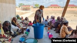 Foto de arquivo: Deslocados de Quitunda, Palma, Cabo Delgado, assistidos por VAMOZ, Moçambique