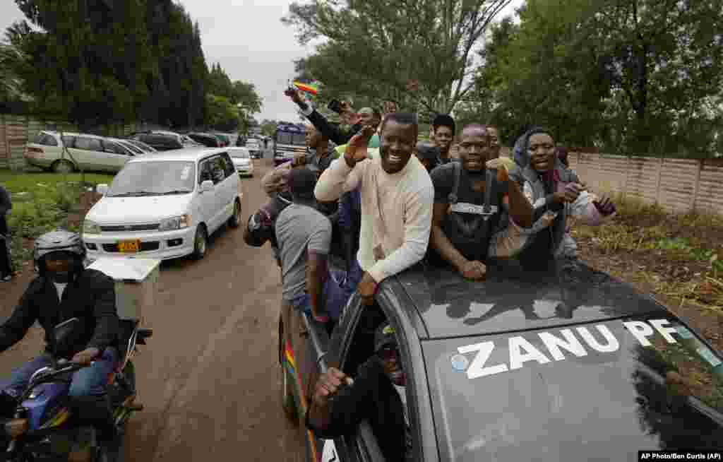 Les manifestants à bord d&#39;une voiture à Harare, Zimbabwe, 18 novembre 2017.