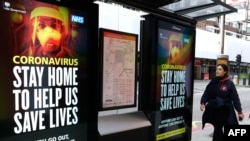 英國政府衛生部門3月31日在倫敦中心地帶張貼的抗擊新冠病毒疫情的海報。