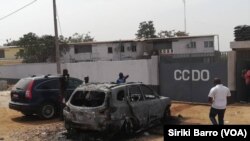 Voitures calcinées devant la camp militaire de Bouaké, en Côte d'Ivoire, le 9 janvier 2018. (VOA/Siriki Barro)