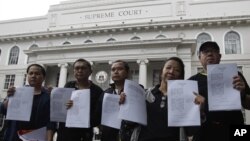 Filipino journalists and some media group leaders hold their petitions against the Cybercrime Prevention Act as they submitted them to the Supreme Court in Manila, October 3, 2012. 