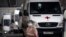 Hàng dài xe cấp cứu xếp hàng để vào bệnh viện ở Moscow vào ngày 9/4/2020. Các dịch vụ y tế tại đây đang trong tình trạng quá tải nghiêm trọng khi số người nhiễm Covid-19 tăng mạnh thời gian gần đây.