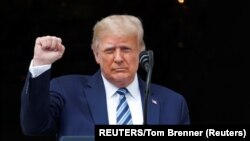 Donald Trump tokom skupa "Miran protest za zakon i red” na terasi Bijele kuće, 10. oktobar 2020 - arhivska fotografija (REUTERS/Tom Brenner)