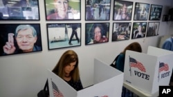 지난 23일 미국 캘리포니아주 노어크의 유권자등록사무소에서 유권자들이 2018 중간선거 조기투표를 하고 있다.