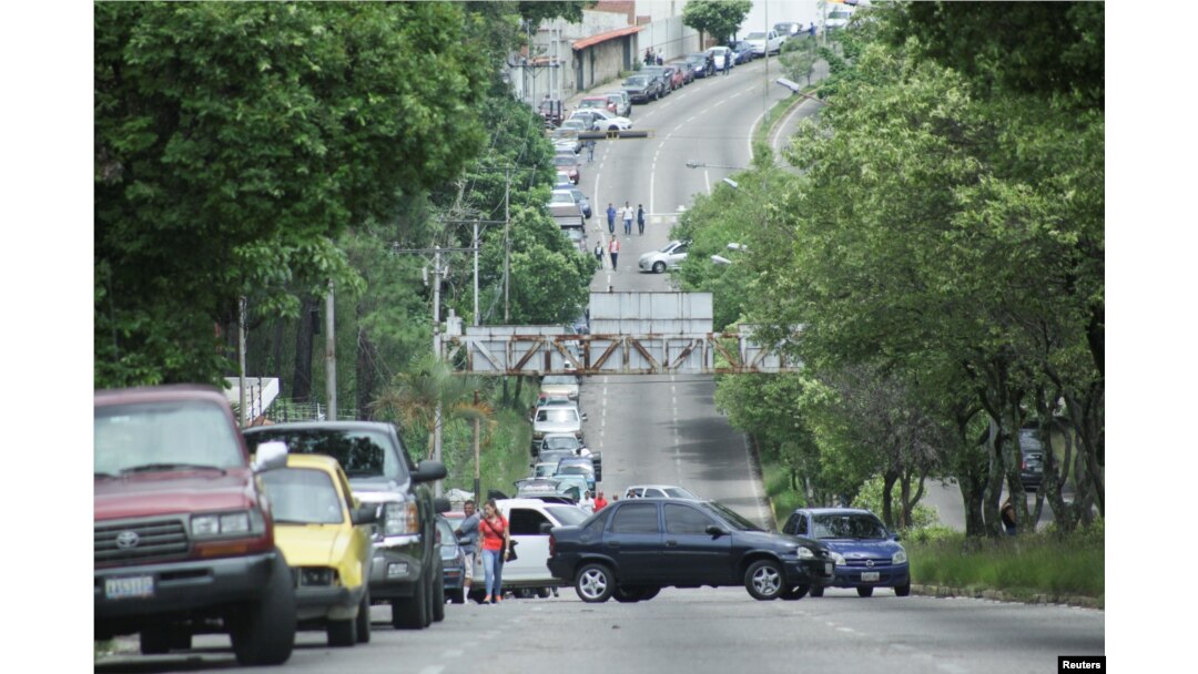 Conductores en San Cristóbal, Venezuela, esperan en una larga fila para comprar gasolina en una estación de la petrolera estatal Pdvsa, el 17 de mayo de 2019.