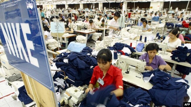 Công nhân Việt Nam đang sản xuất hàng xuất khẩu cho thương hiệu Nike ở một nhà máy thuộc công ty may mặc Nhà Bè