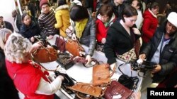 Para pelanggan memadati bagian penjualan tas di toko Macy's di New York pada hari Thankgiving. 