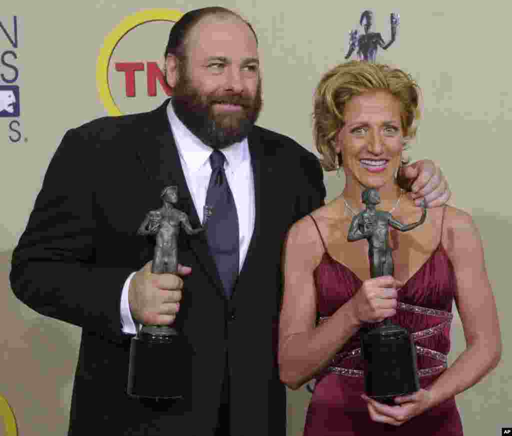 Los actores James Gandolfini y Edie Falco durante la premiación Screen Actors Guild Awards en Los Ángeles. 