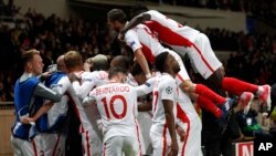 Les joueurs de Monaco jubilent après le troisième but de leur équipe par Valère lors du match de quart de finale de la Ligue des champions entre Monaco et Dortmund au stade Louis II à Monaco, 19 avril 2017.