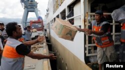 Bantuan bagi korban gempa dan tsunami di Palu dilemparkan keluar dari sebuah kapal di Palu, Sulawesi Tengah (foto: ilustrasi). 