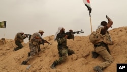 Para pejuang dari kelompok milisi Syiah Irak bertempur melawan militan ISIS di pinggiran Fallujah, provinsi Anbar, Irak utara (foto: dok). ISIS sering menarget sasaran kelompok dan warga Syiah dalam serangan mereka di Irak.