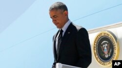 U.S. President Barack Obama disembarks from Air Force One as he arrives at Los Angeles International Airport in Los Angeles, California, July 23, 2014.