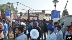 Abantu bakoraniye ahatewe gerenade i Nirankari Bhawan, ahiciwe abari gusenga hafi y'igisagara Amritsar, mu Buhindi, itariki 18/11/2018.