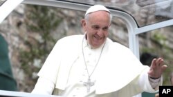 El papa Francisco visita Asís en el día de la festividad del patrón de Italia San Francisco de Asís.