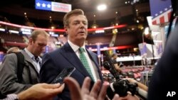 Los opositores a Trump han aprovechado el papel que tenía Manafort en su campaña para esparcir suposiciones sobre una posible interferencia de Rusia y de su presidente, Vladímir Putin, en los comicios estadounidenses.