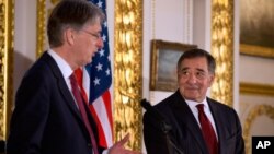 Leon Panetta, Filipp Xammond, Britaniya Mudofaa rasmiysi shanba Londonda jurnalistlar savollariga javob berdi.