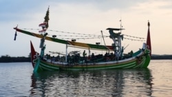 Kapal tradisional nelayan di Pelabuhan Perikanan Pantai Muncar, Banyuwangi, usai melaut untuk menangkap ikan. (Foto:VOA/Petrus Riski)