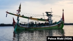 Kapal tradisional nelayan di Pelabuhan Perikanan Pantai Muncar, Banyuwangi, usai melaut untuk menangkap ikan. (Foto:VOA/Petrus Riski)