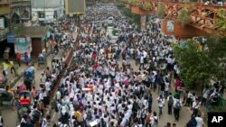 Mahasiswa Bangladesh meneriakkan slogan-slogan dan memblokir jalan selama unjuk rasa di Dhaka, Bangladesh, 4 Agustus 2018 (foto: AP Photo/A.M. Ahad)