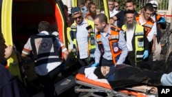 지난달 23일 예루살렘에서 70대 남성을 흉기로 찌른 후 이스라엘 경찰의 총을 맞은 여성이 응급차에 실리고 있다. (자료사진)
