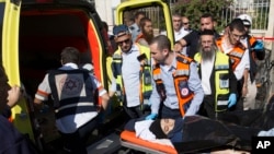 23일 예루살렘에서 70대 남성을 흉기로 찌른 여성이 이스라엘 경찰의 총을 맞고 병원으로 이송되고 있다.