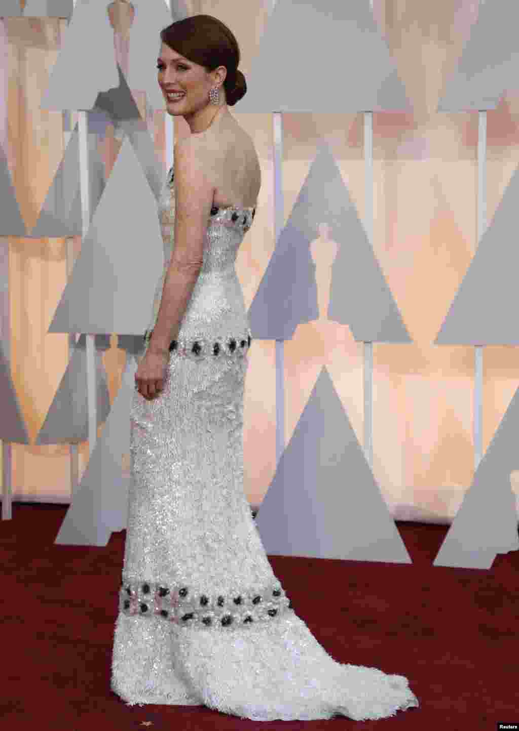 Julianne Moore, nomeada a melhor actriz pelo papel "Still Alice", num vestido Chanel