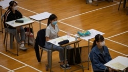 ہانگ کانگ کے سکول میں بچے ماسک پہنے امتحان دے رہے ہیں۔