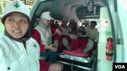 Aid workers and students simulate an earthquake evacuation at Jejeran Islamic Elementary School in Bantul, Central Java, Indonesia, October 22, 2012. (S. Schonhardt/VOA) 