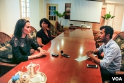 VOA Khmer's Sophat Soeung (right) interviews American actress and filmmaker Angelina Jolie and Loung Ung, author of "First They Killed My Father" in Siem Reap, Cambodia, February 18, 2017.​ (Neou Vannarin/VOA Khmer)