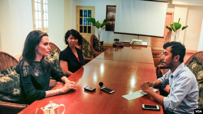 Soeung Sophat (right) from VOA Khkmer, interviews actress and filmmaker Angelina Jolie and Loung Ung, author of "First They Killed My Father" on February 18, 2017, Siem Reap, Cambodia. (Neou Vannarin/VOA Khmer)