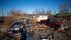 Tampak mobil-mobil yang hancur akibat tornado yang menerjang wilayah Dawson Springs, Kentucky, pada 12 Desember 2021. (Foto: AP/Michael Clubb)