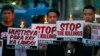 Protesters hold placards in a candlelight protest against what they say are extrajudicial killings in President Rodrigo Duterte's "War on Drugs" campaign, in suburban Quezon city, northeast of Manila, Philippines, Oct. 8, 2016. HRW says Duterte had “steamrolled human rights protections and elevated unlawful killings of criminal suspects to a cornerstone of government policy.”