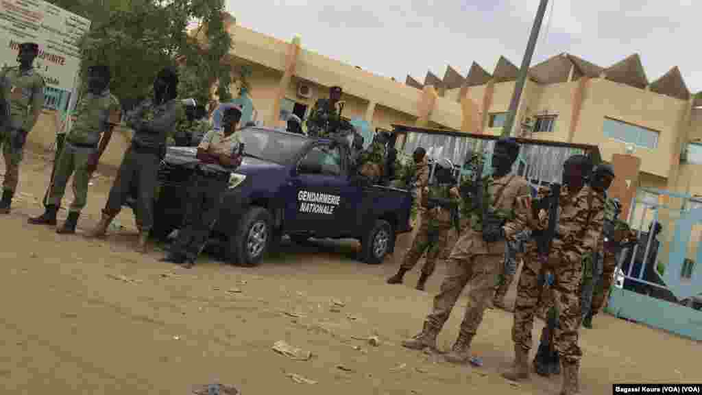 Des forces militaires postées devant le palais de justice à Djamena, le 7 avril 2016.