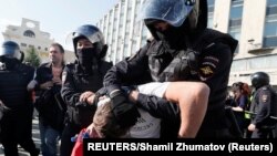 بازداشت یکی از تظاهرکنندگان توسط نیروهای پلیس در مسکو - ۱۲ مرداد ۱۳۹۸ 