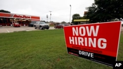 La tasa de desempleo cayó a 3.7% desde 3.9% en agosto, la tasa más baja desde diciembre de 1969, dijo el viernes el departamento de Trabajo.