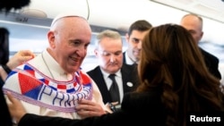 Paus Francis dalam konferensi pers di atas pesawat menuju Panama, 23 Januari 2019. 