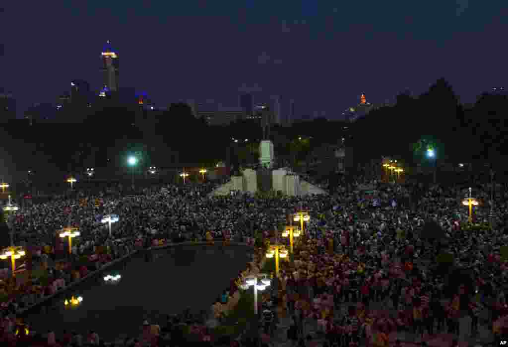 Anti-government protesters gather outside Lumpini park during a rally in Bangkok, Dec. 22, 2013. 