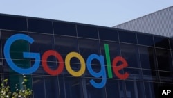 谷歌在加州山景城总部外悬挂的商标。2016年7月19日 