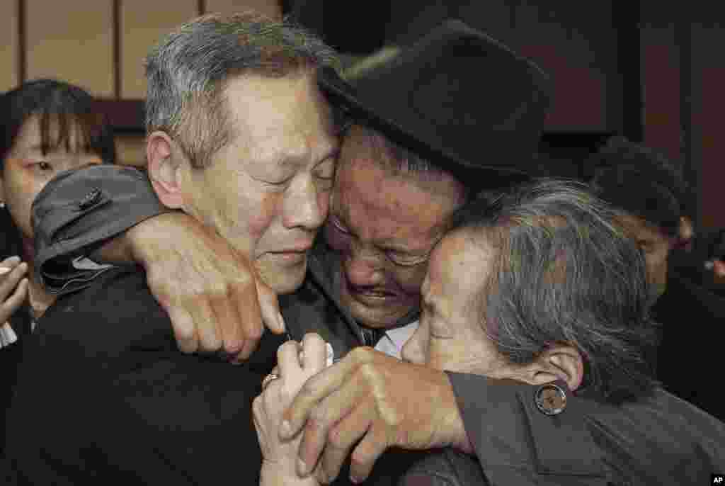 North Korean Son Kwon Geun (center) weeps with his South Korean relatives as he bids farewell after the Separated Family Reunion Meeting at Diamond Mountain resort in North Korea, Oct. 22, 2015.