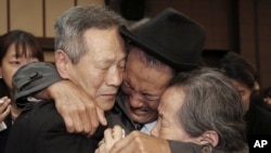 지난 2015년 10월 금강산면회소에서 다시 기약 없는 이별을 해야 하는 남북한 이산가족들이 눈물을 흘리고 있다.